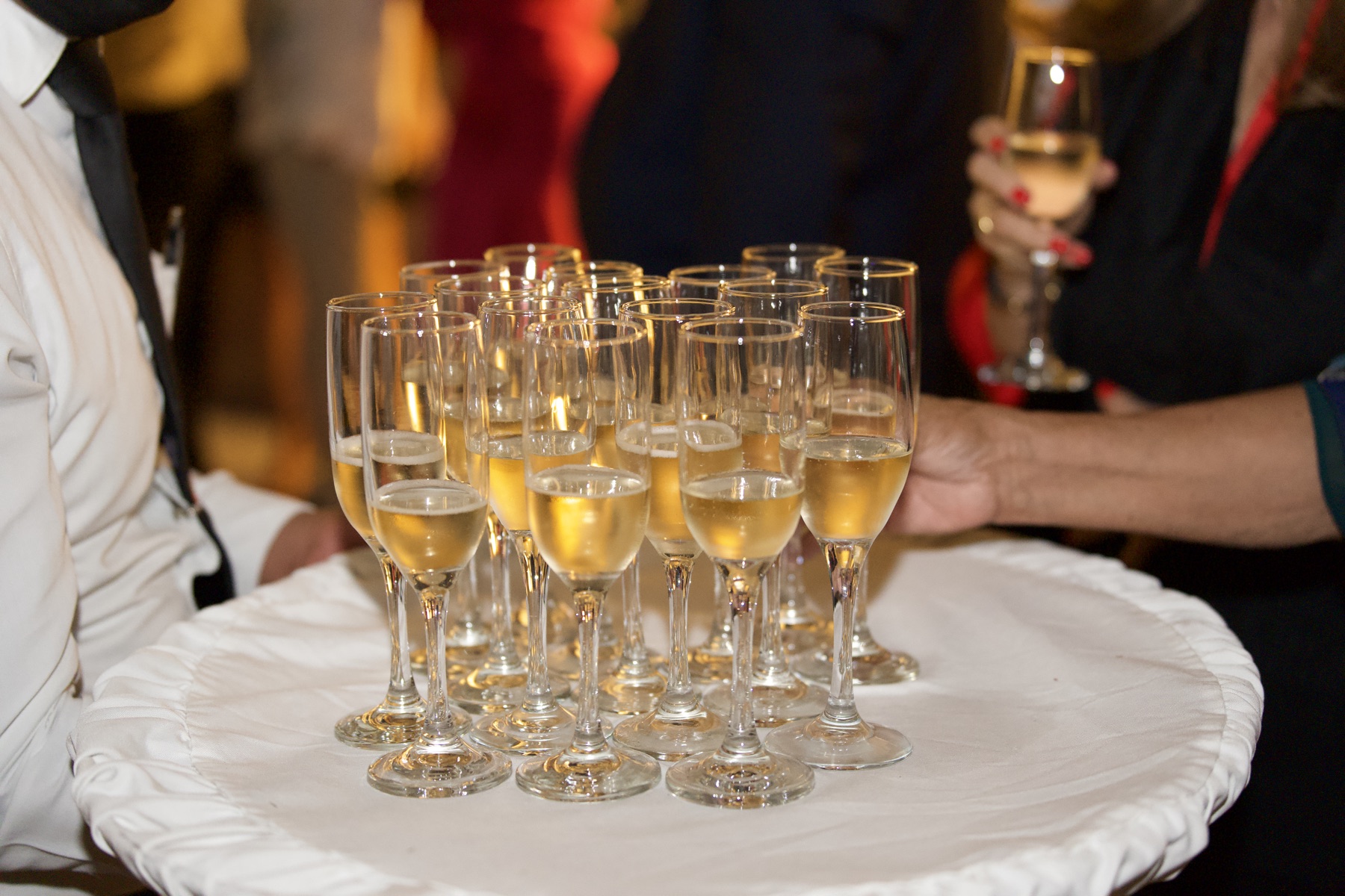 Copas de champagne servidas durante recepción de boda