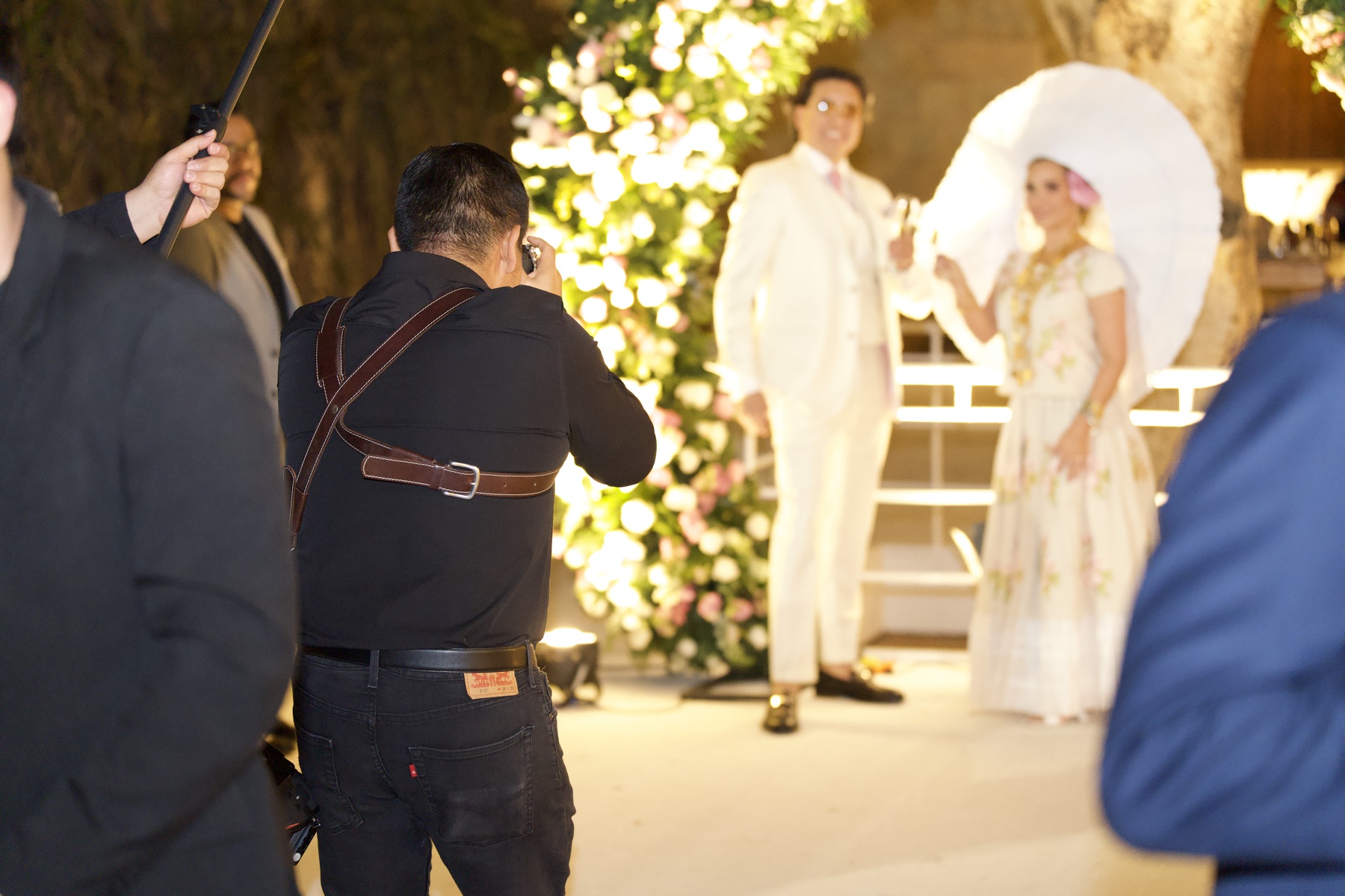 Fotógrafo documentando una boda con iluminación cinematográfica